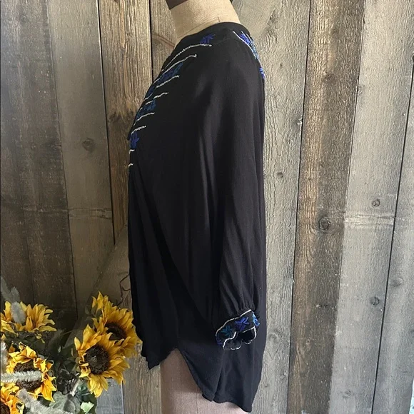 Free People Black Blue Embroidered Boho Flowy Top Size Medium Peasant Blouse - Picture 4 of 8